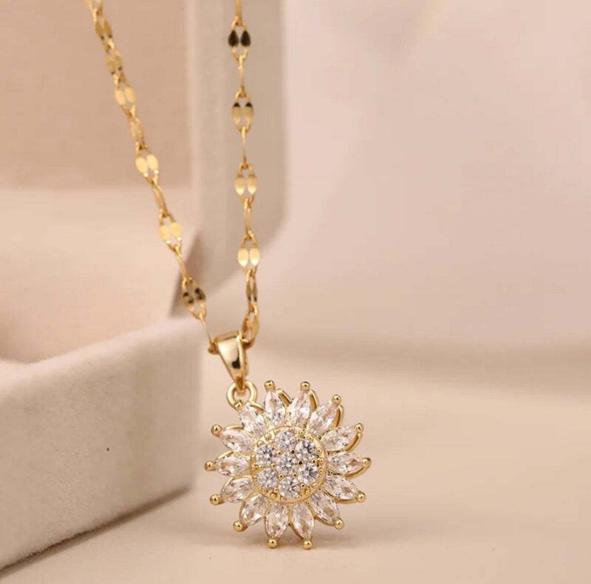 Collar Girasol Giratorio 🌻 Enchapado en Oro ✨ | Elegancia y Relajación