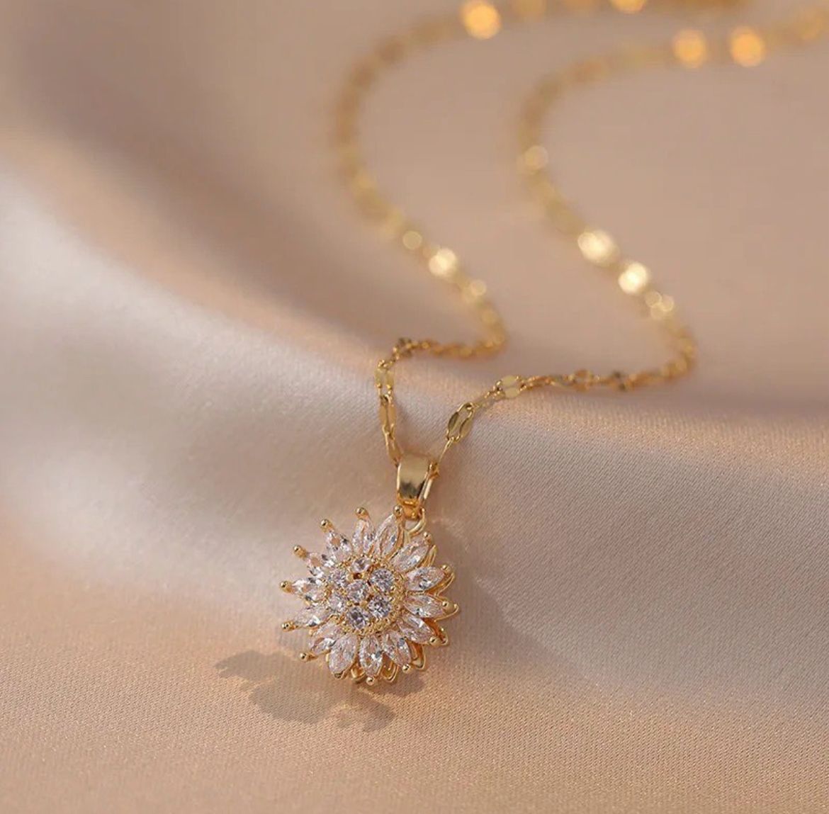 Collar Girasol Giratorio 🌻 Enchapado en Oro ✨ | Elegancia y Relajación